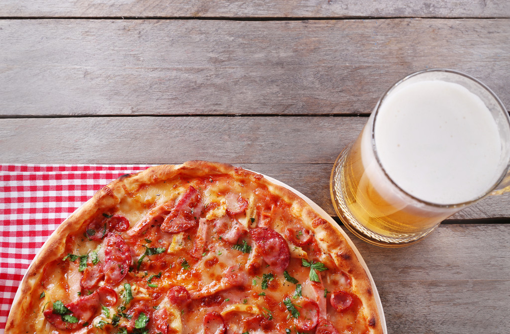 Smaczne pizze i piwa na drewnianym stole, z bliska - Zdjęcie, obraz