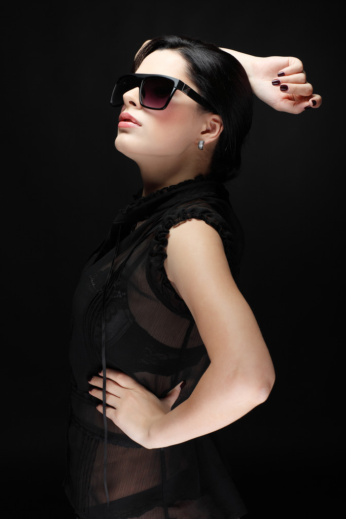 Елегантна сексуальна жінка в чорному одязі в стилі моди
 - Фото, зображення