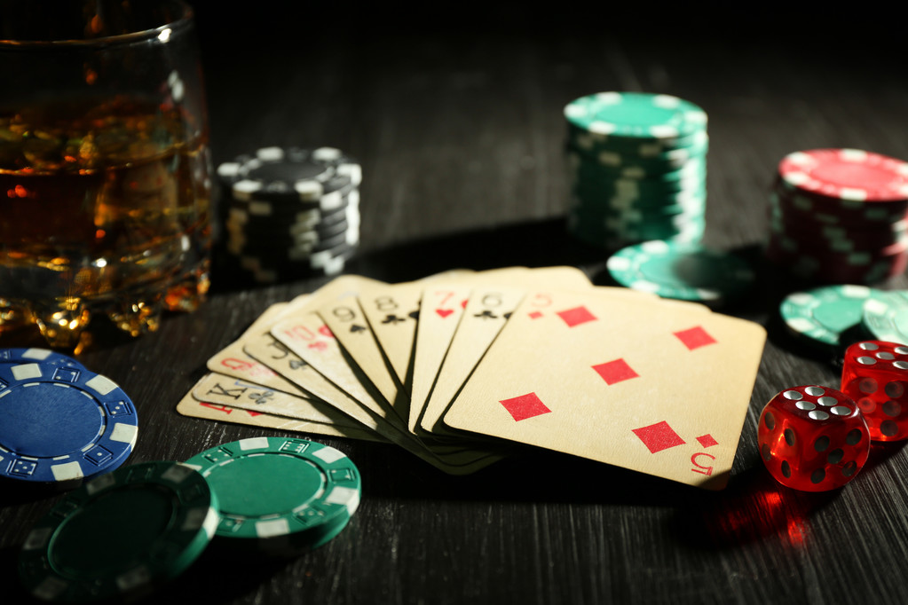 póker zsetonok és kártyák - Fotó, kép