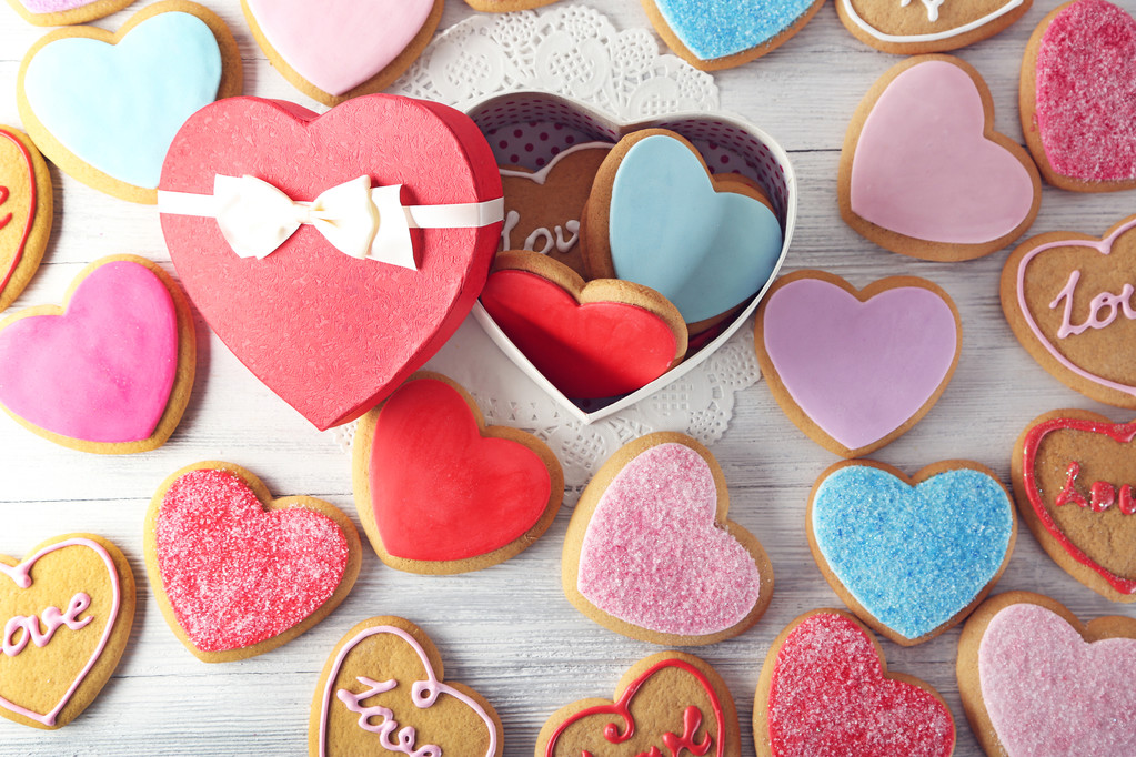 bunte Valentinsherz-Kekse mit Geschenkschachtel auf Holztisch-Nahaufnahme - Foto, Bild