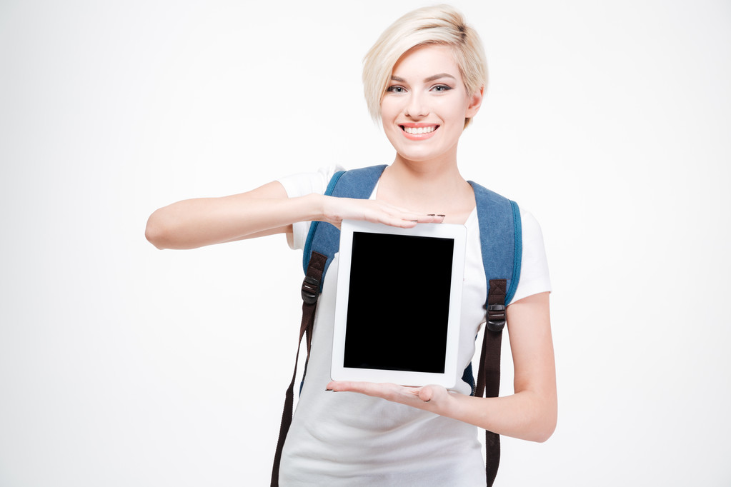 Lächelnde Studentin zeigt leeren Tablet-Computer-Bildschirm - Foto, Bild