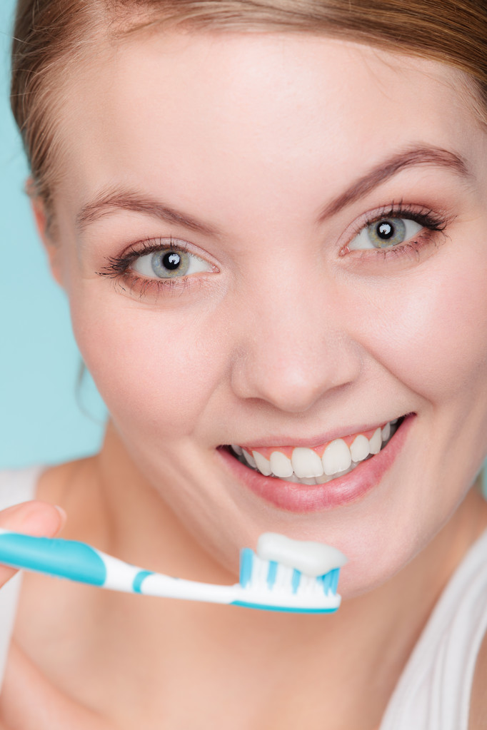 nő fog fogkefe fogkrém tisztító fogak - Fotó, kép