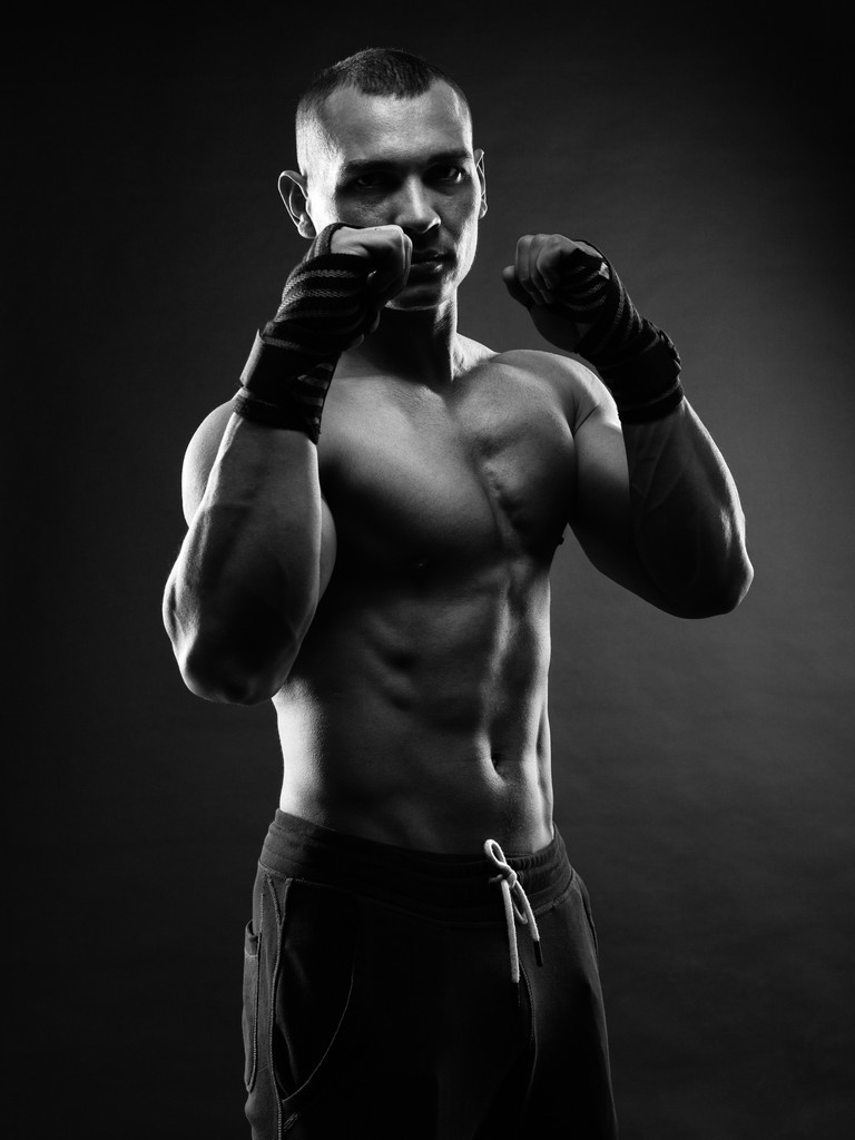 Siyah arka plan üzerine avcı boksör ve savaşçılar yumruk - Fotoğraf, Görsel