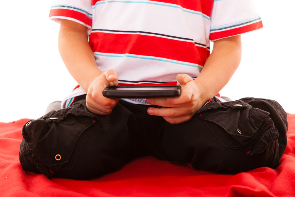 Kisfiú játszik játékok okostelefon - Fotó, kép