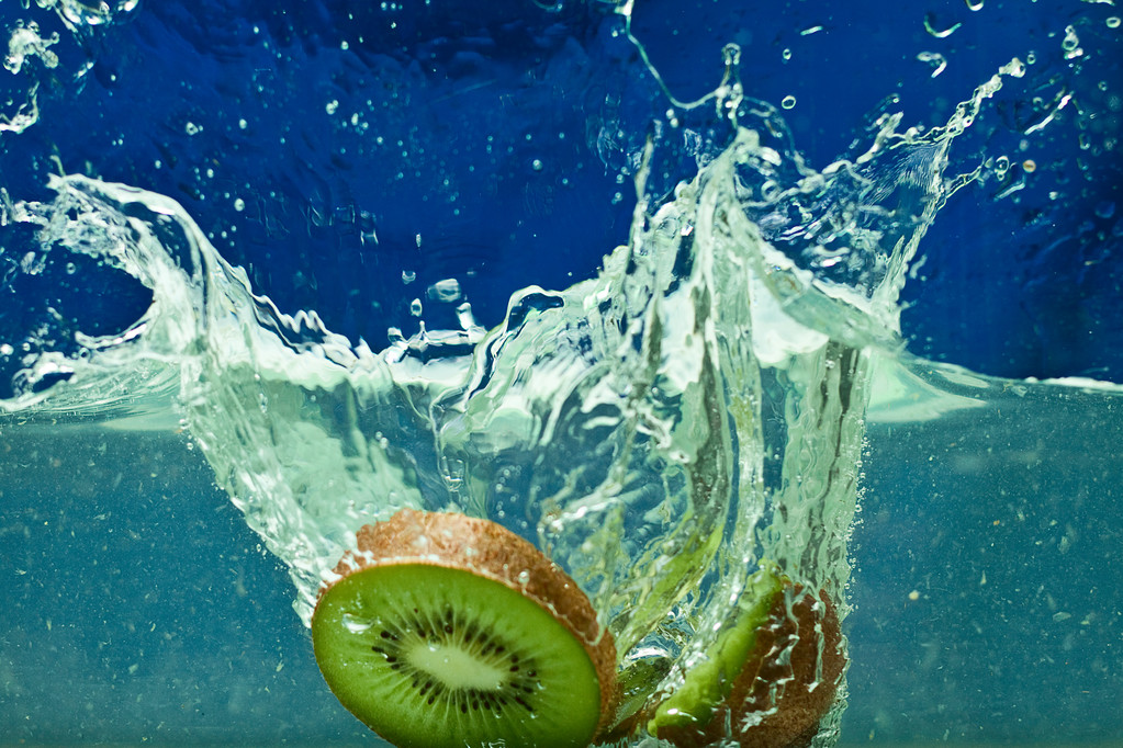 Свежие фрукты киви в воде
 - Фото, изображение