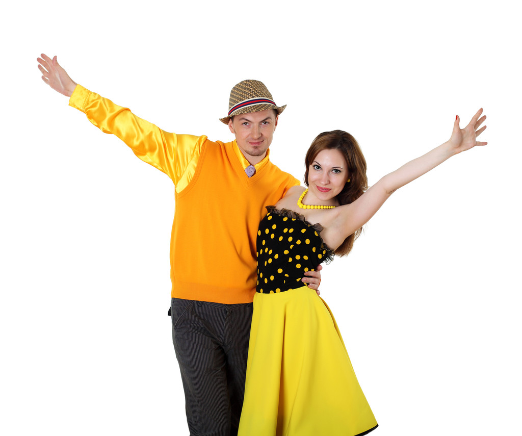 Молодая танцующая пара в яркой цветовой одежде
 - Фото, изображение