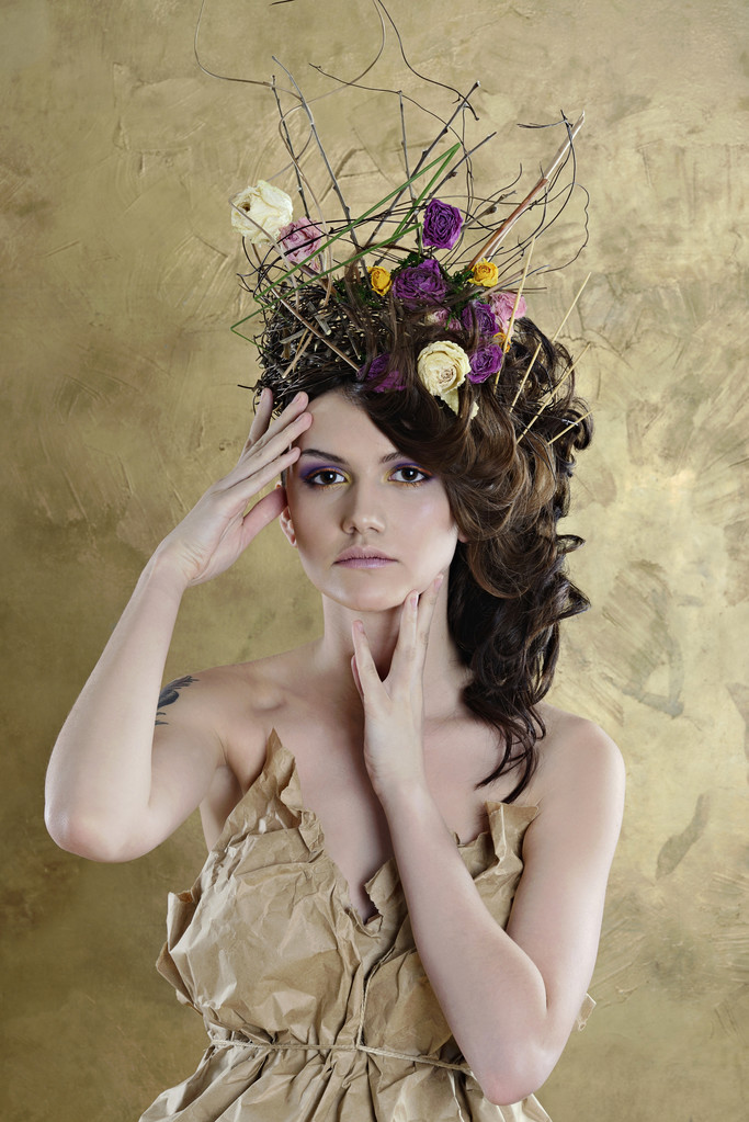 Krásná bruneta žena s květinami ve vlasech - Fotografie, Obrázek