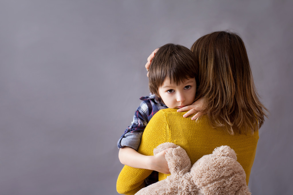 Triste niño, niño, abrazando a su madre en casa
 - Foto, Imagen