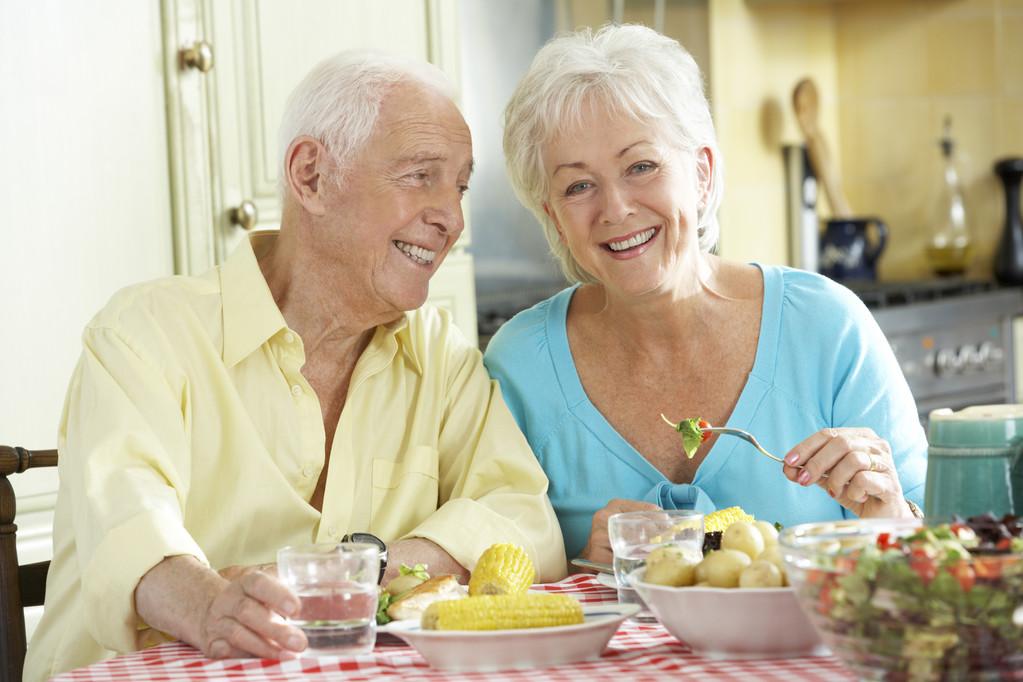 Senior paar eten maaltijd samen - Foto, afbeelding