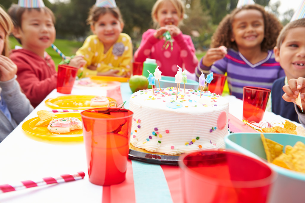 Группа детей, празднующих день рождения
 - Фото, изображение
