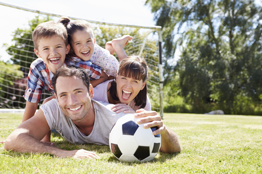 Οικογένεια παίζει ποδόσφαιρο στον κήπο  - Φωτογραφία, εικόνα