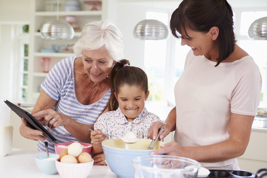Бабуся, онуки і мати випічки торта - Фото, зображення