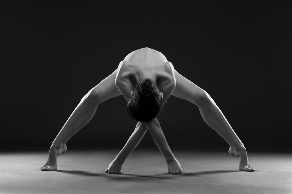 Yoga desnudo. Hermoso cuerpo sexy de mujer joven sobre fondo negro
 - Foto, Imagen