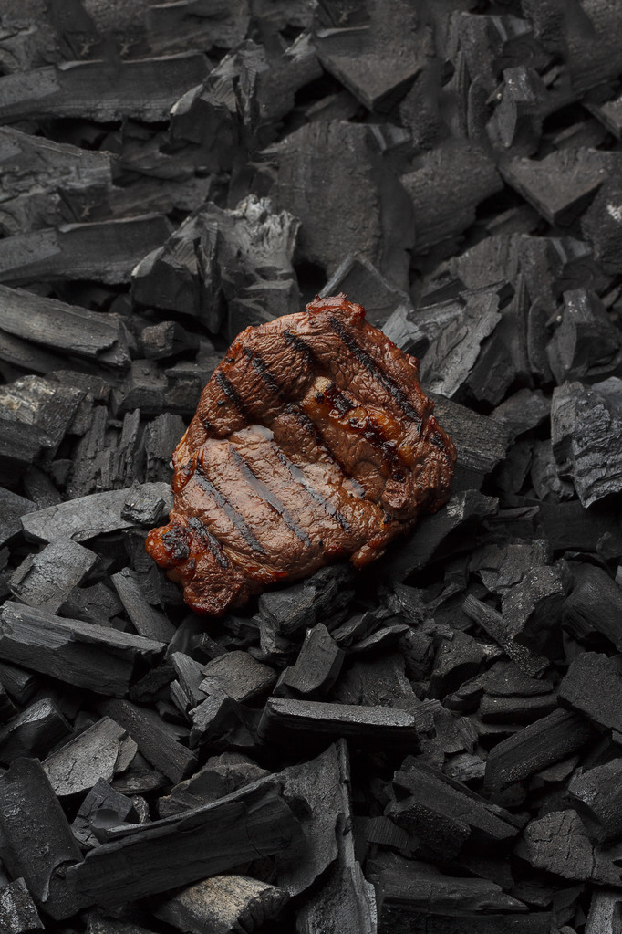 filete de carne sobre carbones
 - Foto, imagen