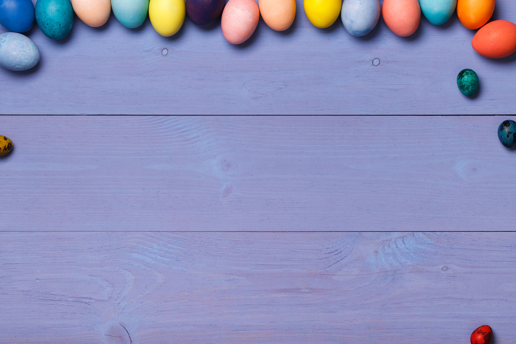 Local de trabalho de madeira com ovos coloridos
 - Foto, Imagem