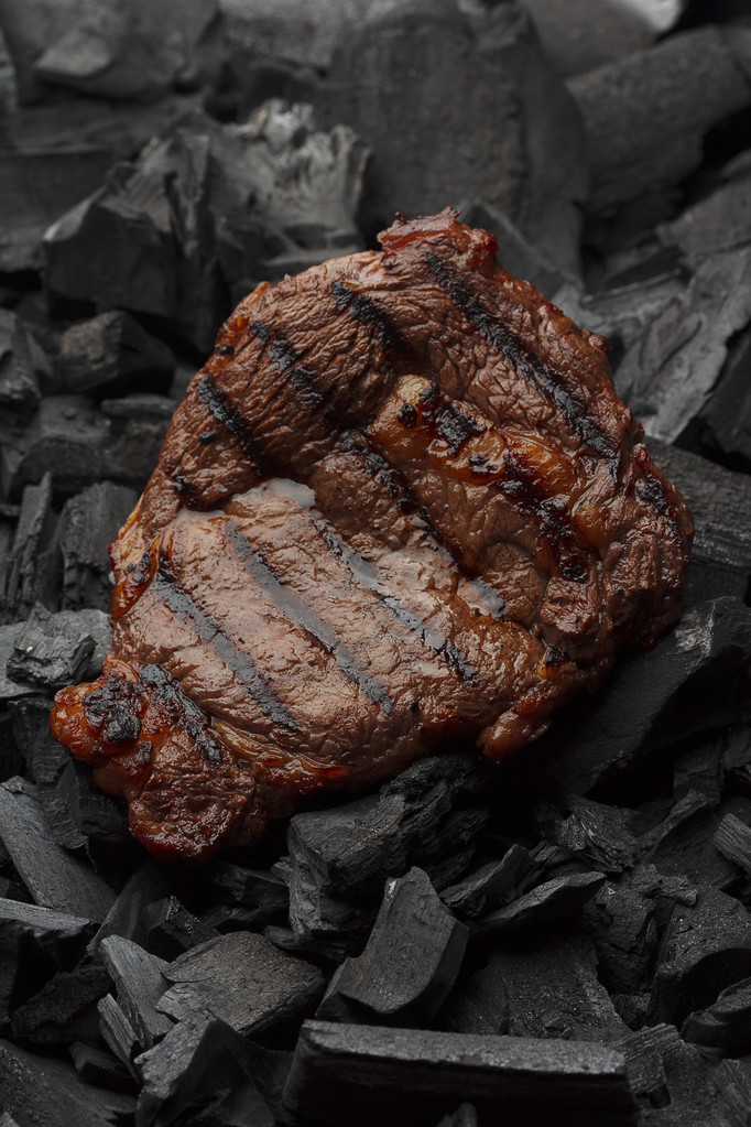 filete de carne sobre carbones
 - Foto, Imagen