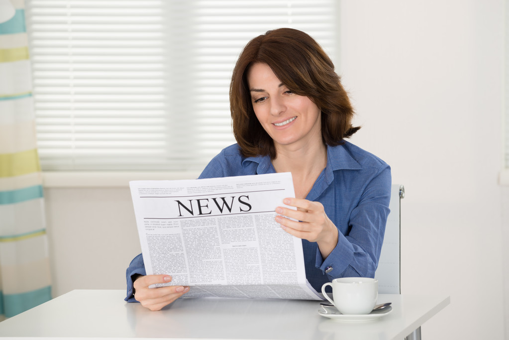mujer leyendo el periódico - Foto, imagen