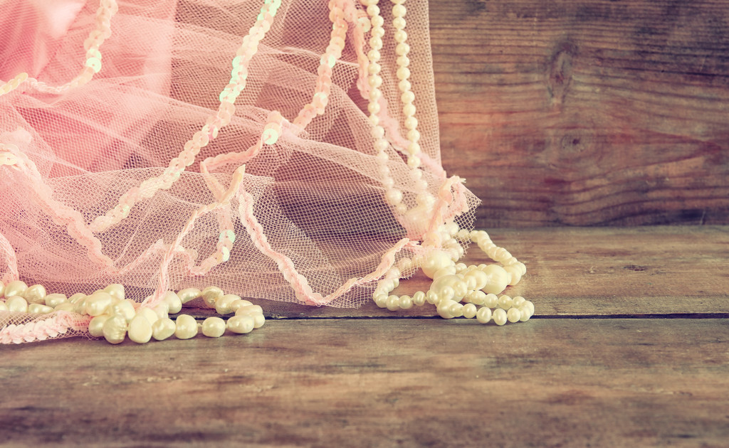 pearls and pink veil. wedding concept. vintage filtered and toned image - Foto, afbeelding