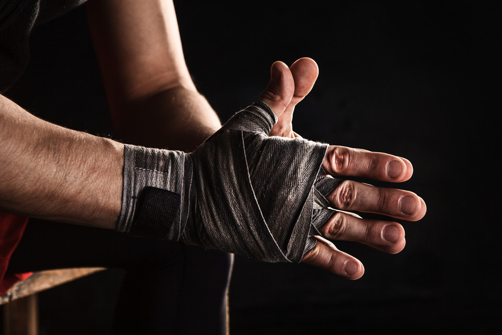Nahaufnahme der Hand eines muskulösen Mannes mit Verband - Foto, Bild
