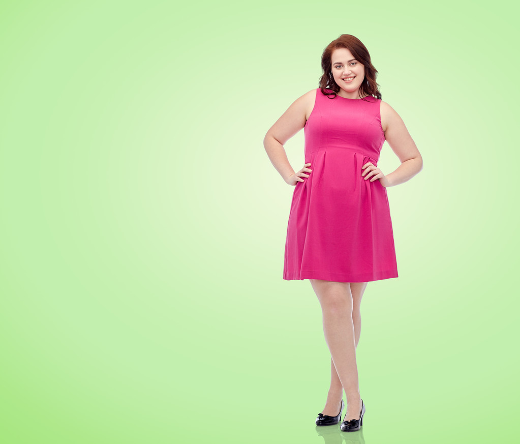 ευτυχισμένος νέοι συν μέγεθος γυναίκα που θέτουν σε ροζ φόρεμα - Φωτογραφία, εικόνα