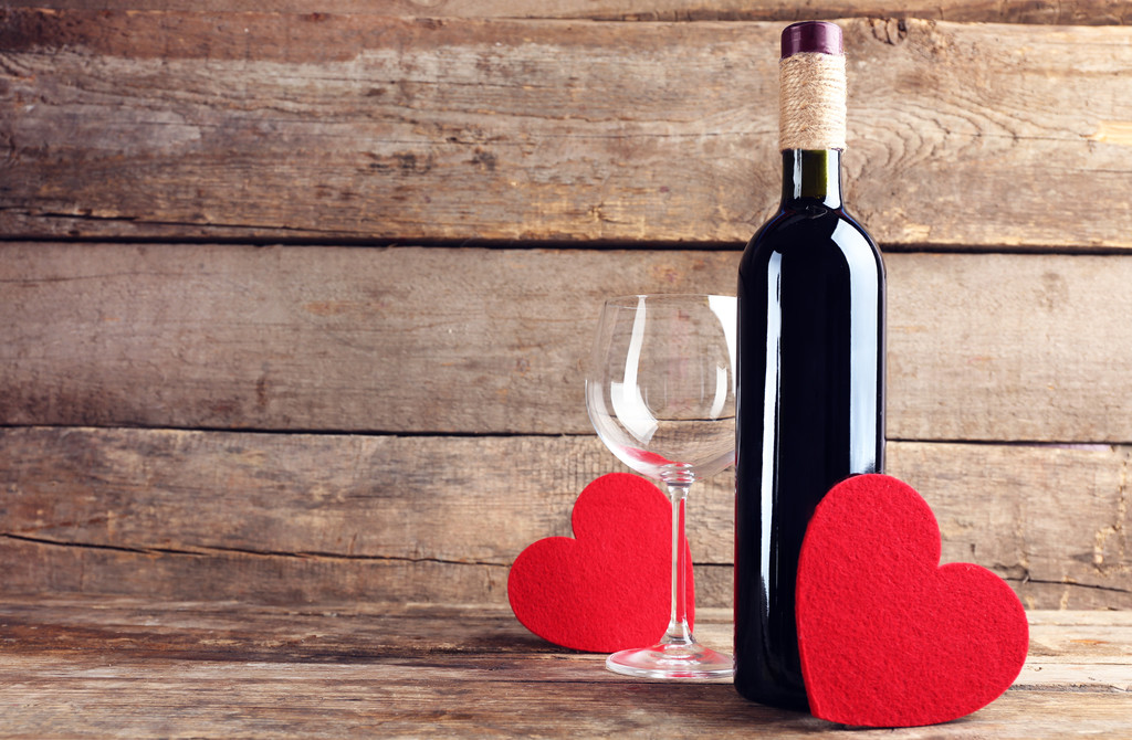 rote Herzen mit Weinflasche und Glas - Foto, Bild