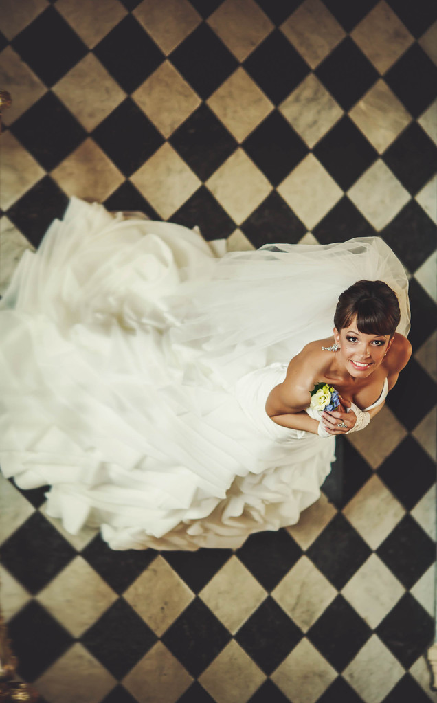 Улыбающаяся невеста в свадебном платье
 - Фото, изображение