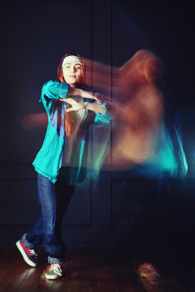Dançarina de estilo moderno posando no fundo do estúdio
 - Foto, Imagem