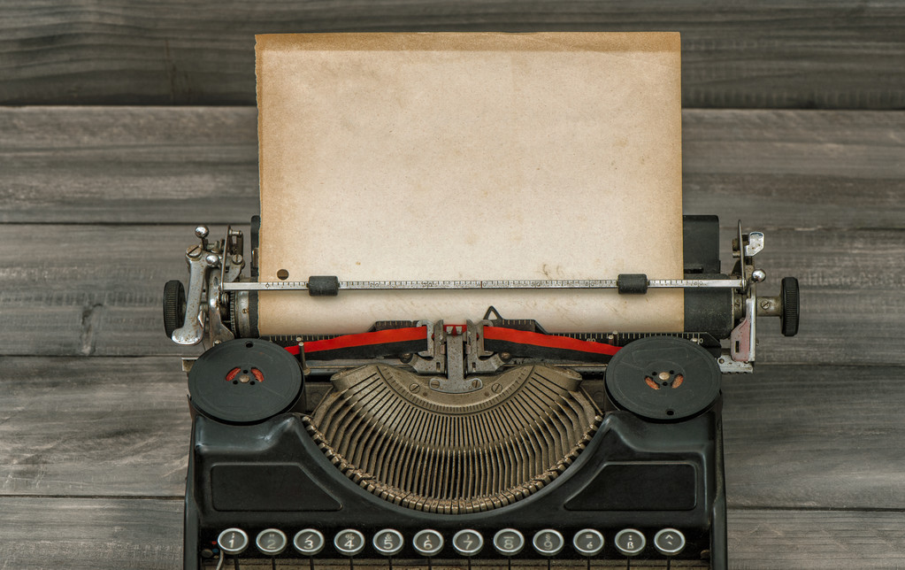 Антикварна друкарська машинка з гранжевою паперовою сторінкою
 - Фото, зображення