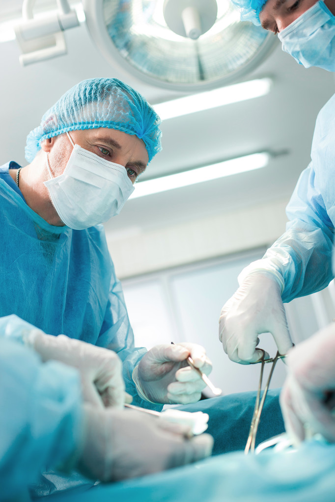 professionelles Chirurgenteam macht eine Operation - Foto, Bild