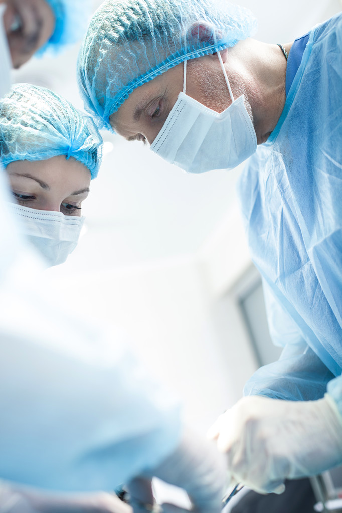 Квалифицированные хирурги спасают человеческую жизнь
 - Фото, изображение