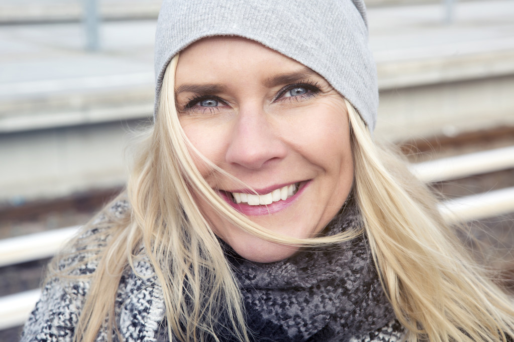 Porträt einer blonden Frau am Bahnhof lächelnd - Foto, Bild