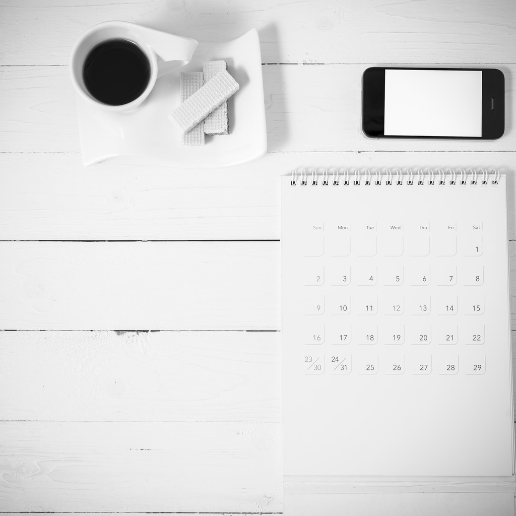 filiżanka kawy z opłatkiem, telefon, kalendarz czarno-biały kolor - Zdjęcie, obraz