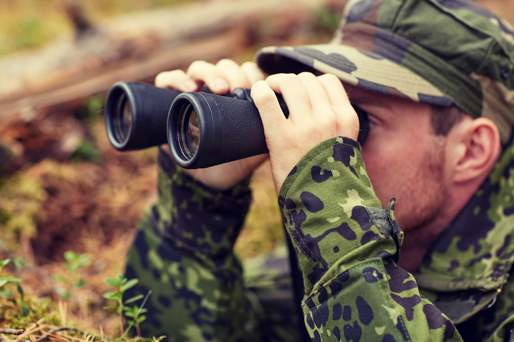 nuori sotilas tai metsästäjä, jolla on kiikari metsässä
 - Valokuva, kuva