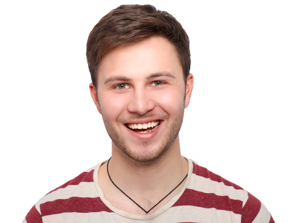 Πορτρέτο του νεαρού άνδρα χαμογελώντας απομονώνονται σε γκρι φόντο - Φωτογραφία, εικόνα
