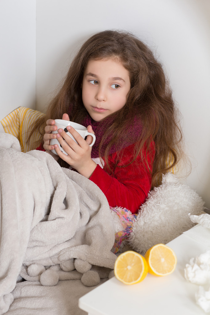 kleines Mädchen mit Grippe, Erkältung oder Fieber zu Hause - Foto, Bild