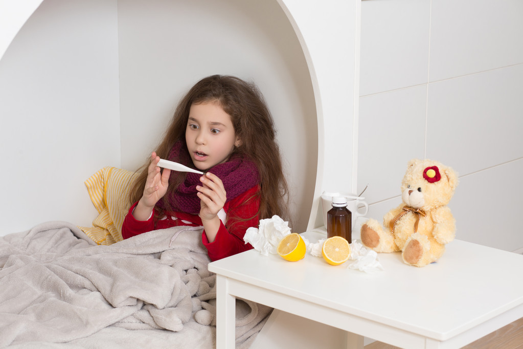 Dziewczynka z grypa, przeziębienie lub gorączka w domu - Zdjęcie, obraz