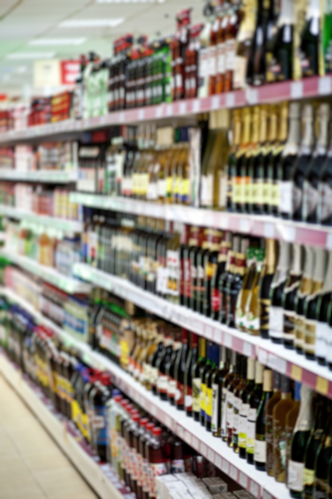 Estante con botellas de cerveza en un supermercado
 - Foto, Imagen