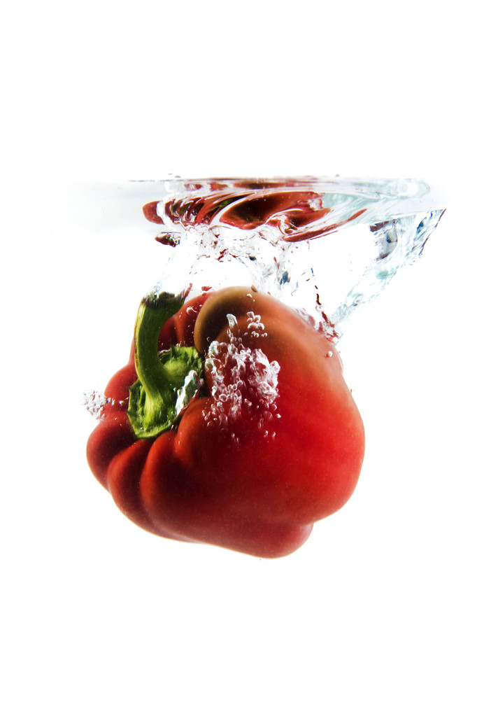 красный перец падает в воду
 - Фото, изображение