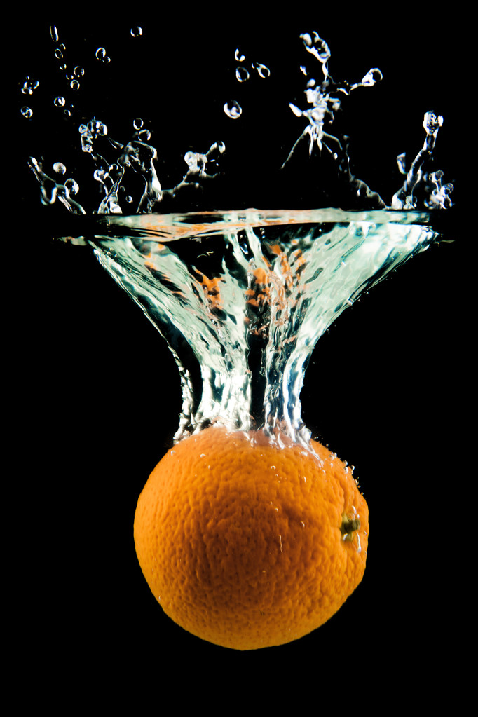 水に落ちるオレンジ - 写真・画像
