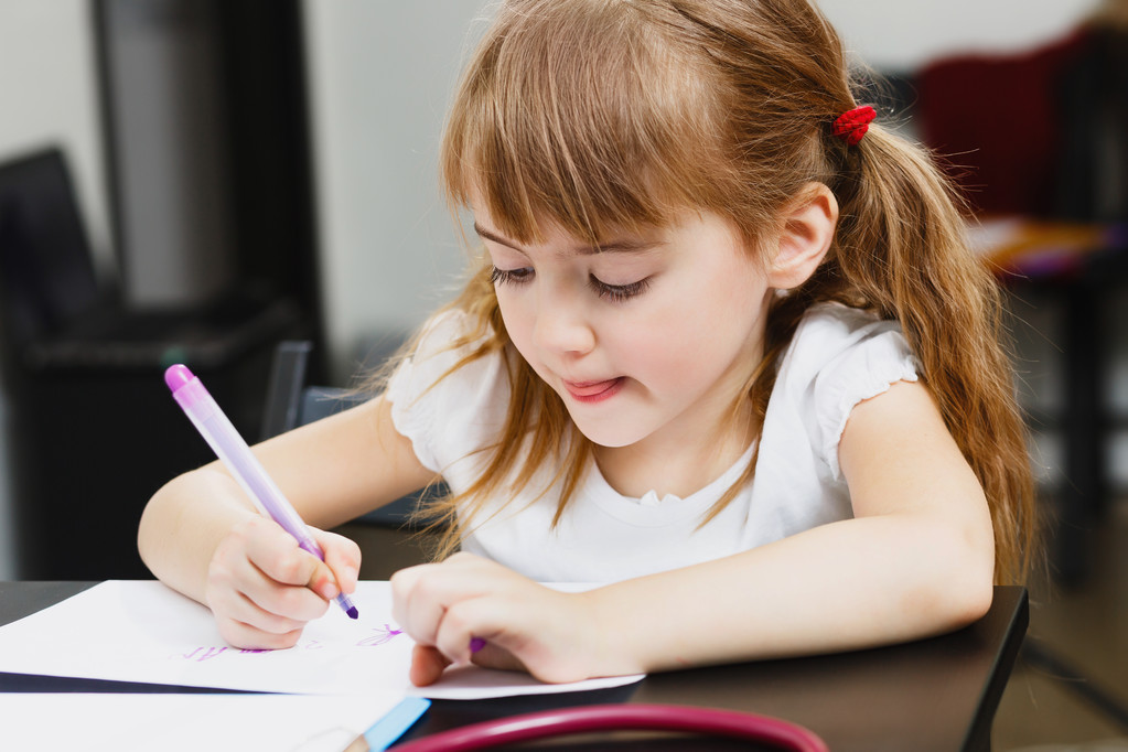 Jolie fille préscolaire dessine avec des stylos feutre colorés
 - Photo, image