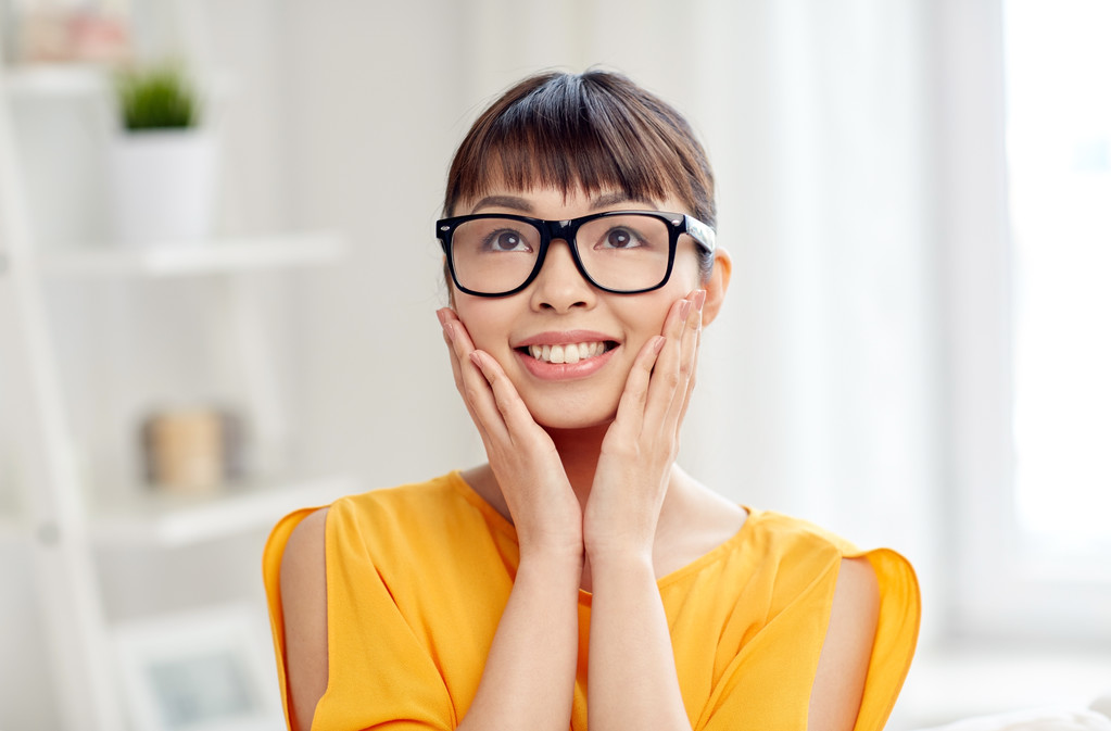 felice giovane donna asiatica in occhiali a casa
 - Foto, immagini