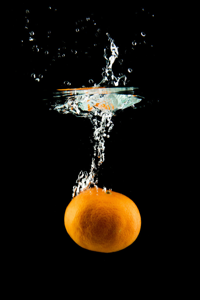 mandarina cayendo en el agua
 - Foto, Imagen
