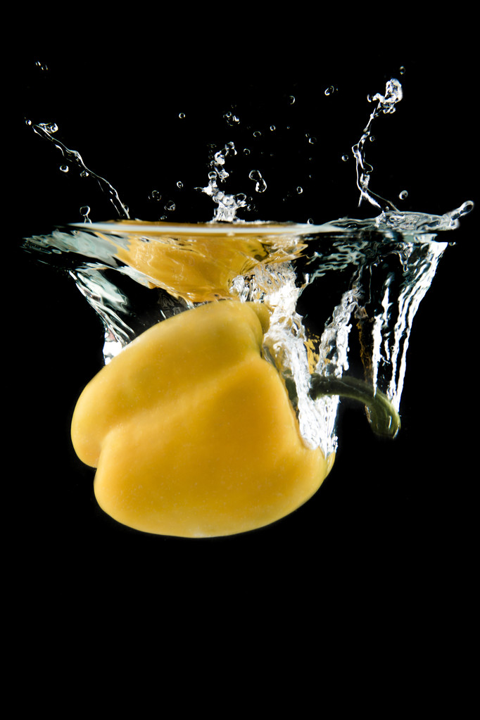 水に落ちる黄色の唐辛子 - 写真・画像