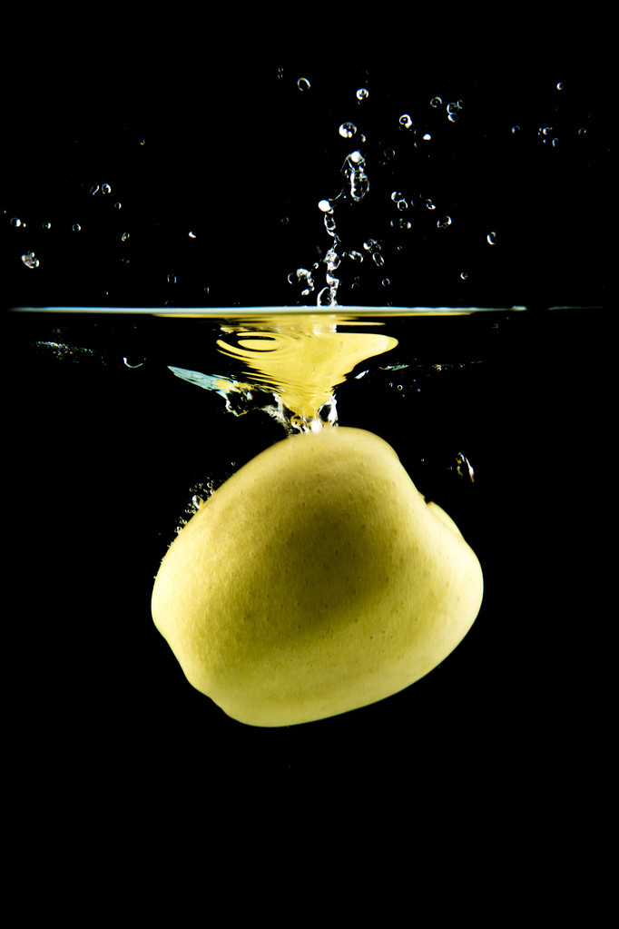 Omena putoaa veteen
 - Valokuva, kuva
