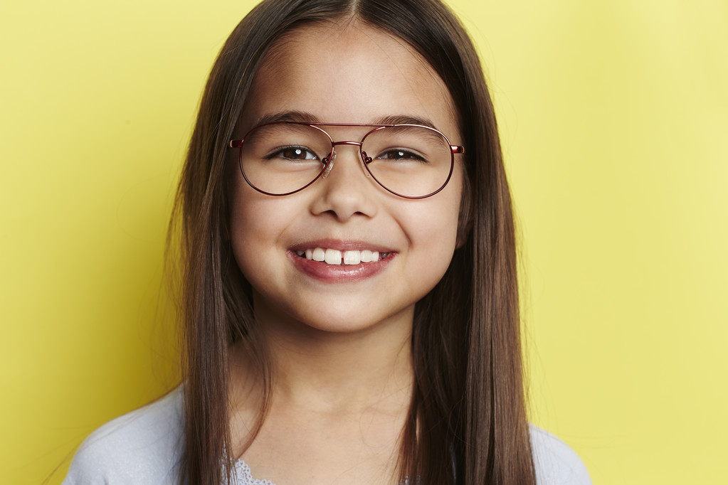 Chica joven en gafas sonriendo
 - Foto, imagen