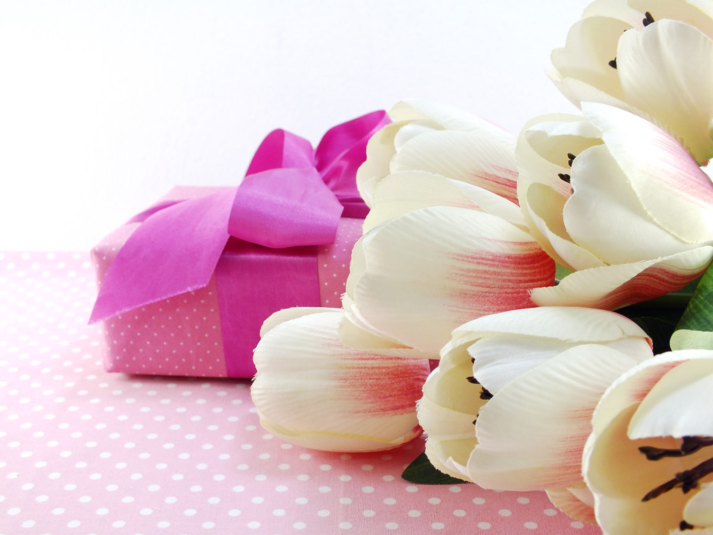 ピンク本ギフト ボックスと花人工花束 - 写真・画像