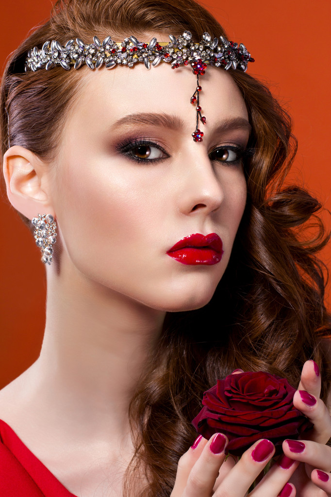 Schoonheid vrouw met rode roos. Mode meisje gezicht portret met rood  - Foto, afbeelding