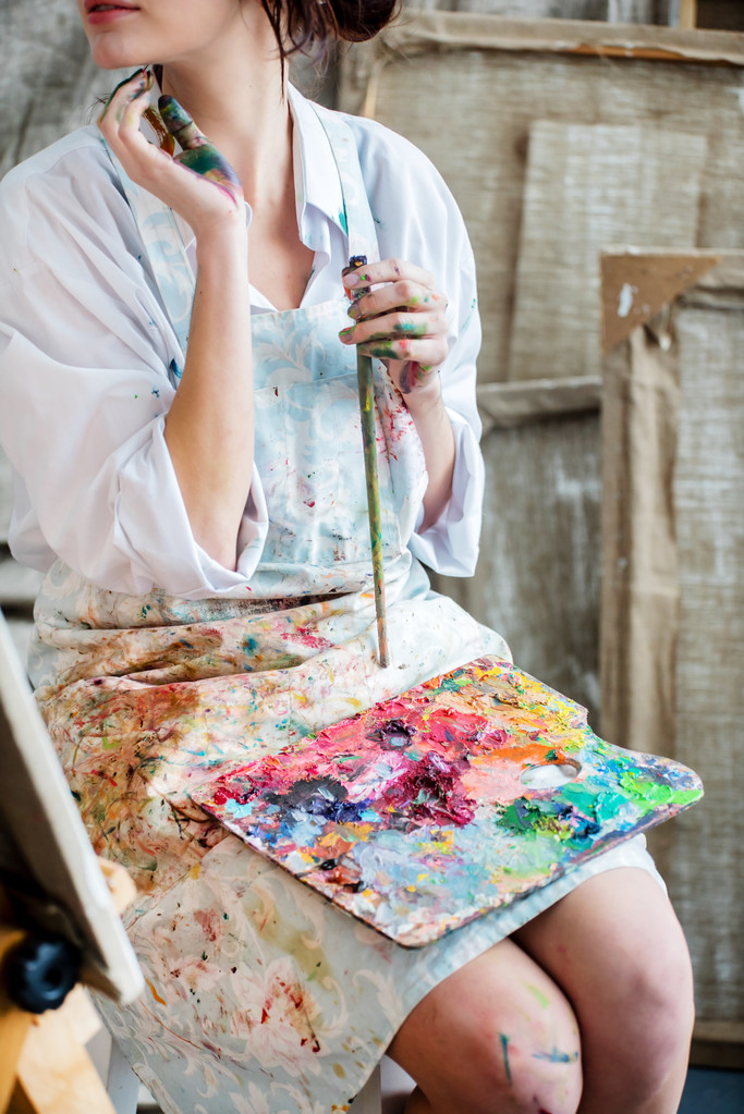Pintora femenina en su estudio
  - Foto, Imagen