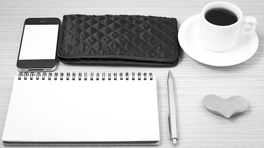 toimisto työpöytä: kahvi puhelin, sydän, muistilehtiö, lompakko musta ja w
 - Valokuva, kuva