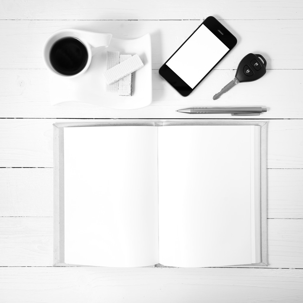 csésze kávé ostya, telefon, autó kulcs, col fekete-fehér notebook - Fotó, kép